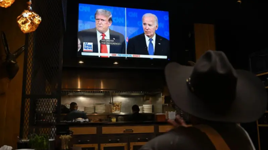 Debate presidencial entre Trump y Biden seguido por televisión.