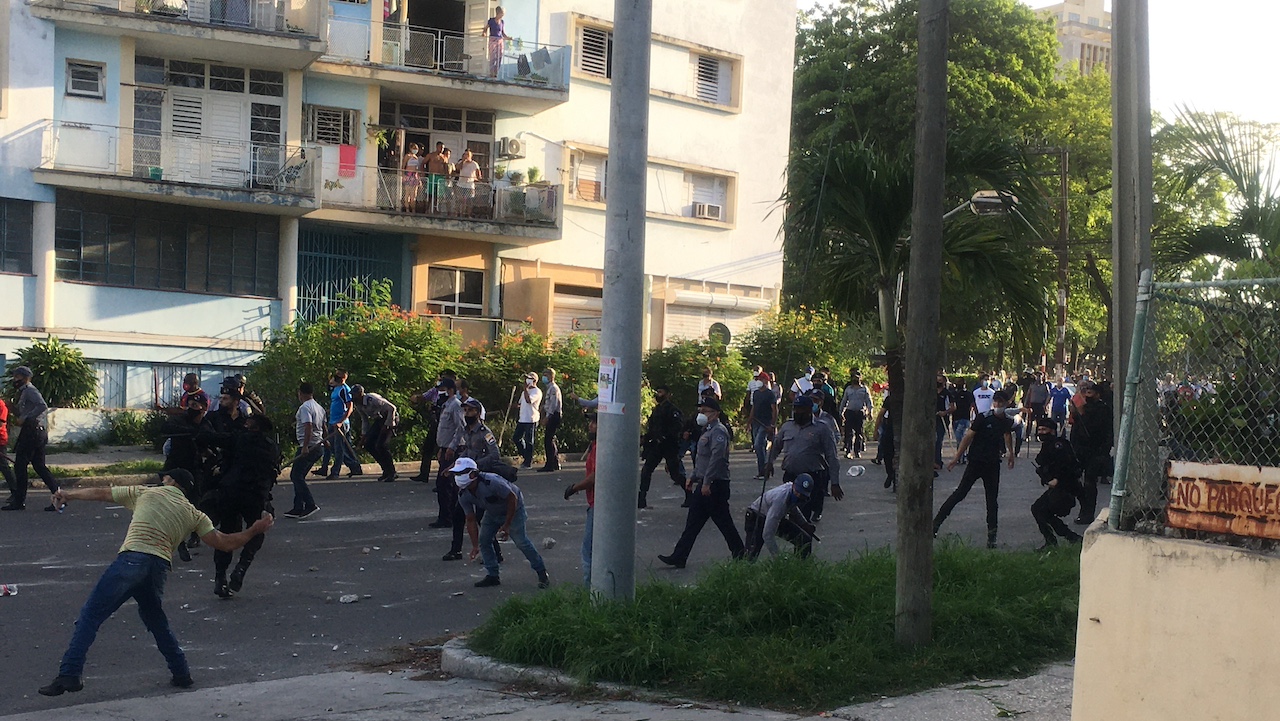 Policías, militares y agentes del régimen reprimen a manifestantes el 11 de julio de 2021.