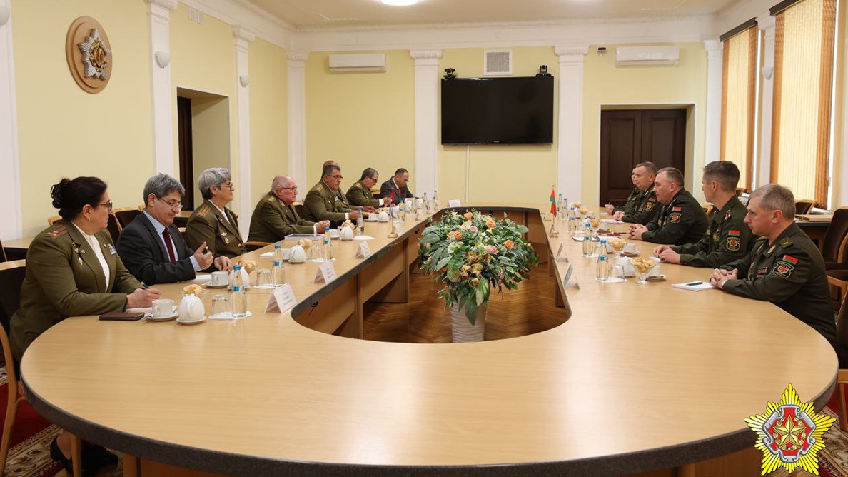 Reunión entre militares de Bielorrusia y Cuba en Minsk el 4 de julio de 2024.
