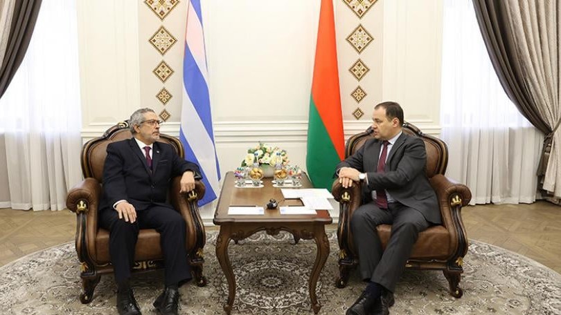 El primer ministro bielorruso, Román Golovchenko, con el embajador cubano en Minsk, Juan Valdés, en 2022.