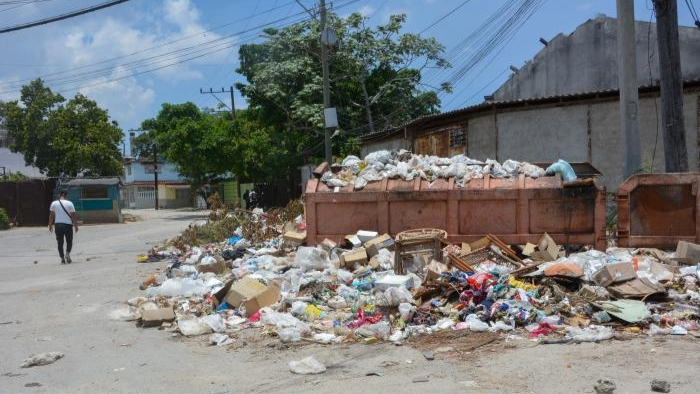 Un contenedor de basura desbordado en La Habana.