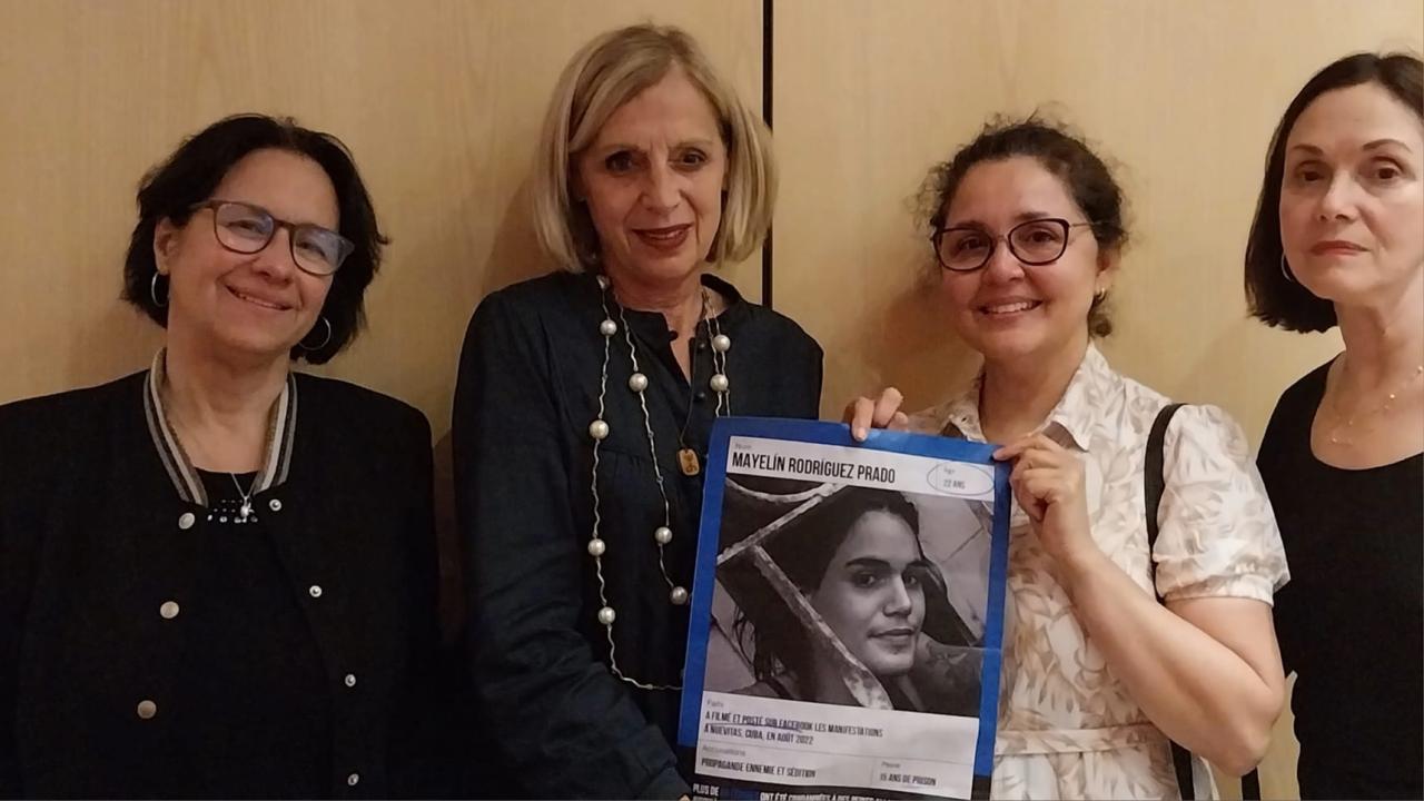 Geneviève Garrigos (segunda de izquierda a derecha) y miembros de la Asociación Francia por la Democracia en Cuba.