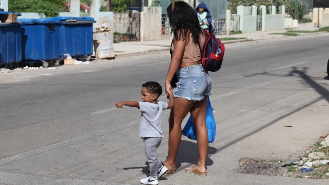 Una mujer con su hijo en Cuba.