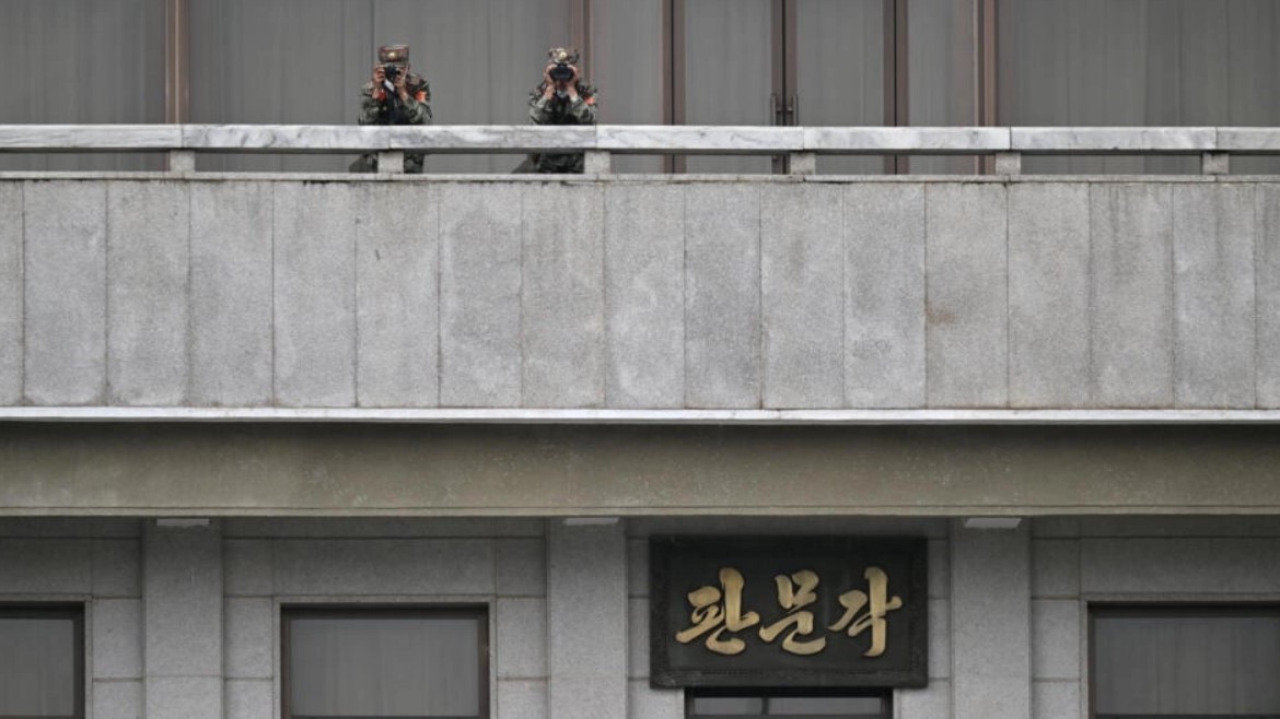 Soldados norcoreanos vigilan la frontera de Corea del Sur desde Panmunjom.