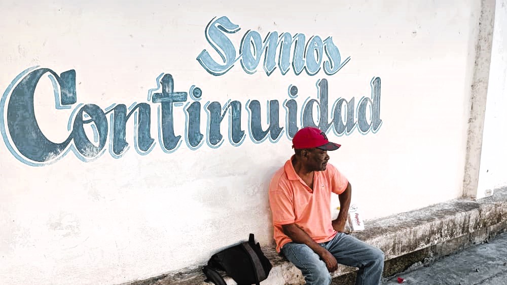Un hombre a la espera en una calle de La Habana.