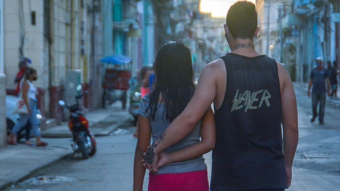 Una pareja de jóvenes en La Habana.
