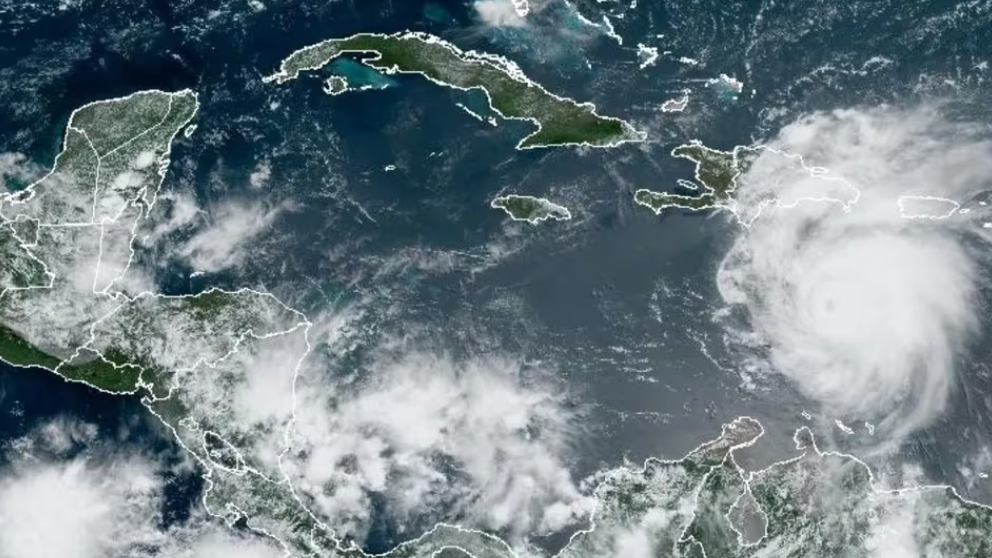 El huracán Beryl atravesando el Caribe el martes 2 de julio.