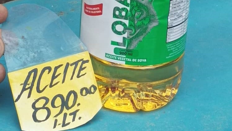 Frasco de aceite comestible a la venta en La Habana.