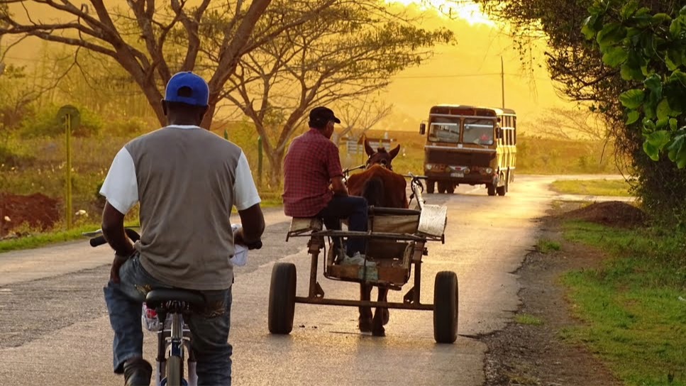 Varias maneras de avanzar en Cuba: bicicleta, coche y guagua.