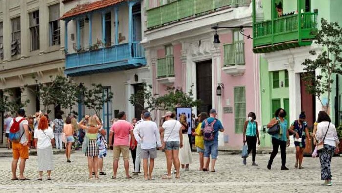 Turistas extranjeros en Cuba.