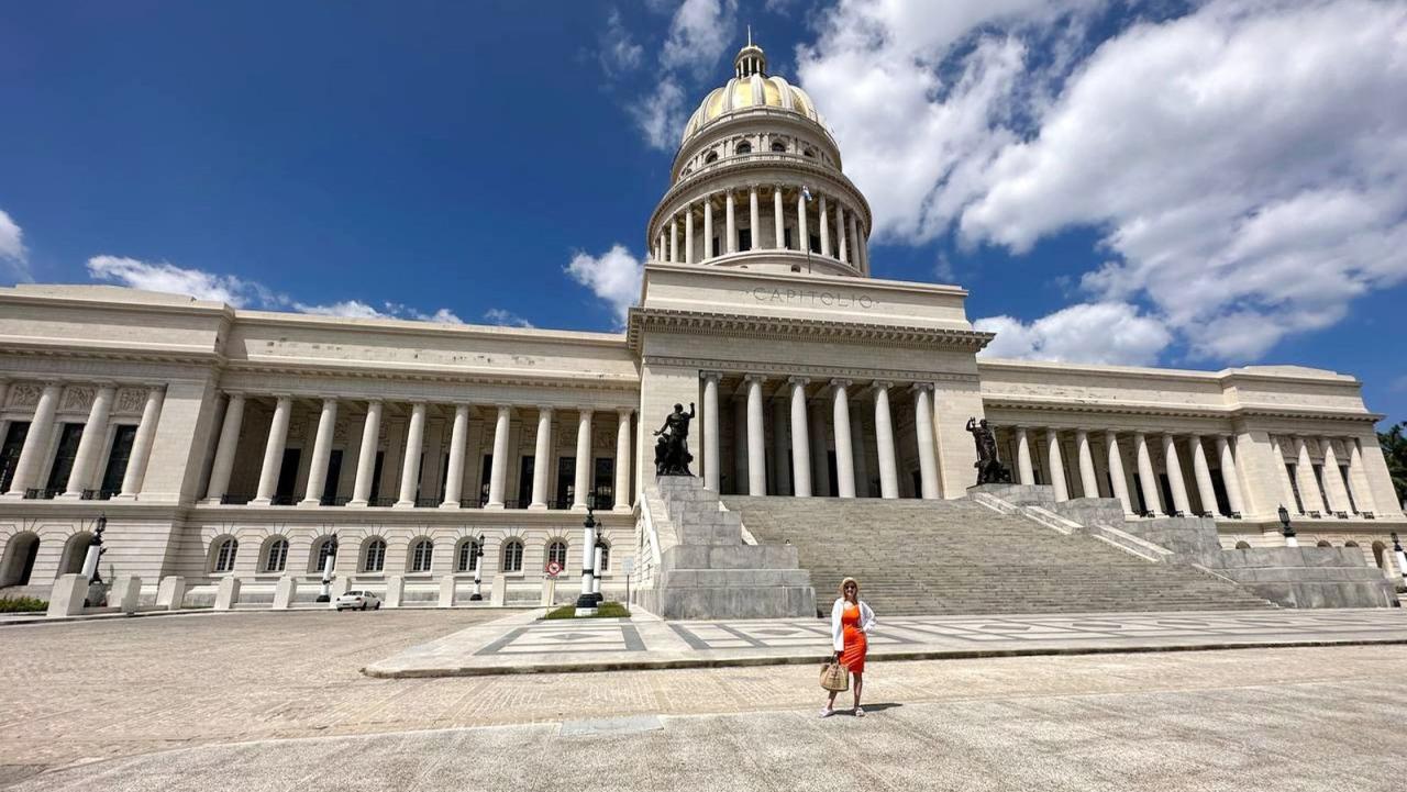 Una turista ante el Capitolio en La Habana.
