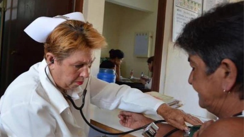 Una enfermera matancera mide la presión arterial de una paciente.