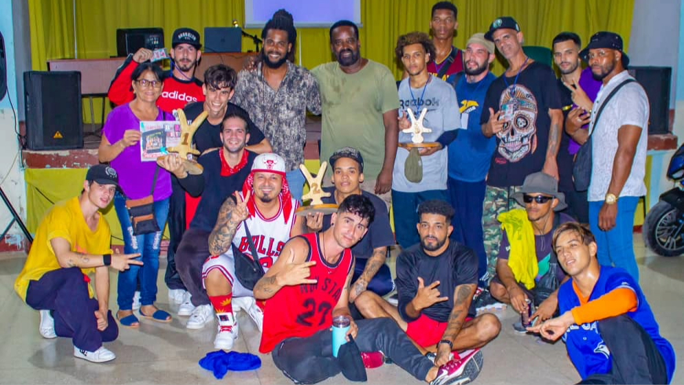 Bailarines de diversos grupos cubanos. Sentado al centro, con camiseta roja, Neo Bboy.