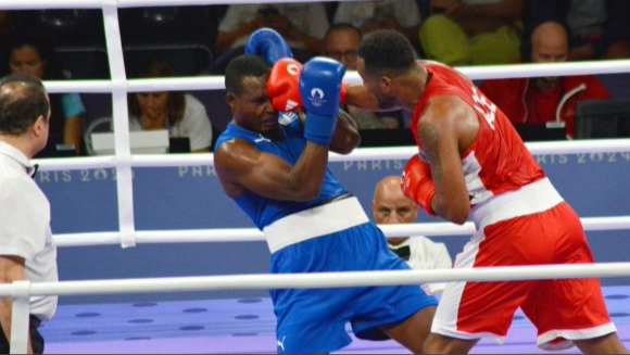 Momento del combate entre Lorem Berto Alfonso (de rojo) y Julio César La Cruz.