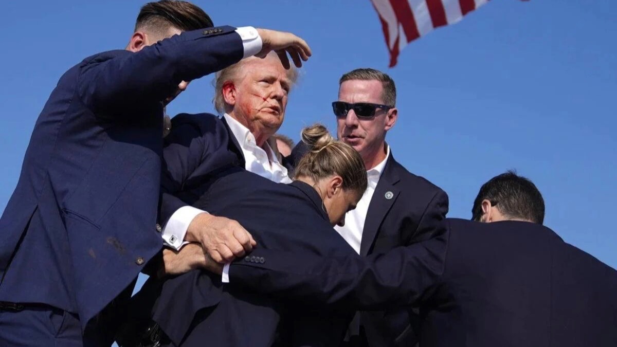 Donald Trump rodeado de personal de seguridad. 
