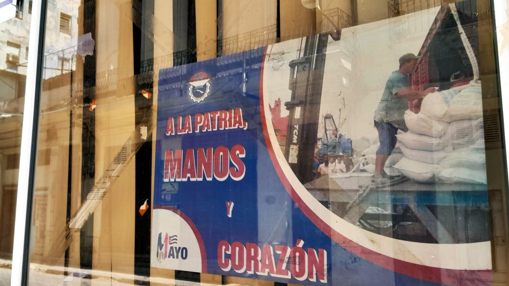 Propaganda política en una vidriera en La Habana.