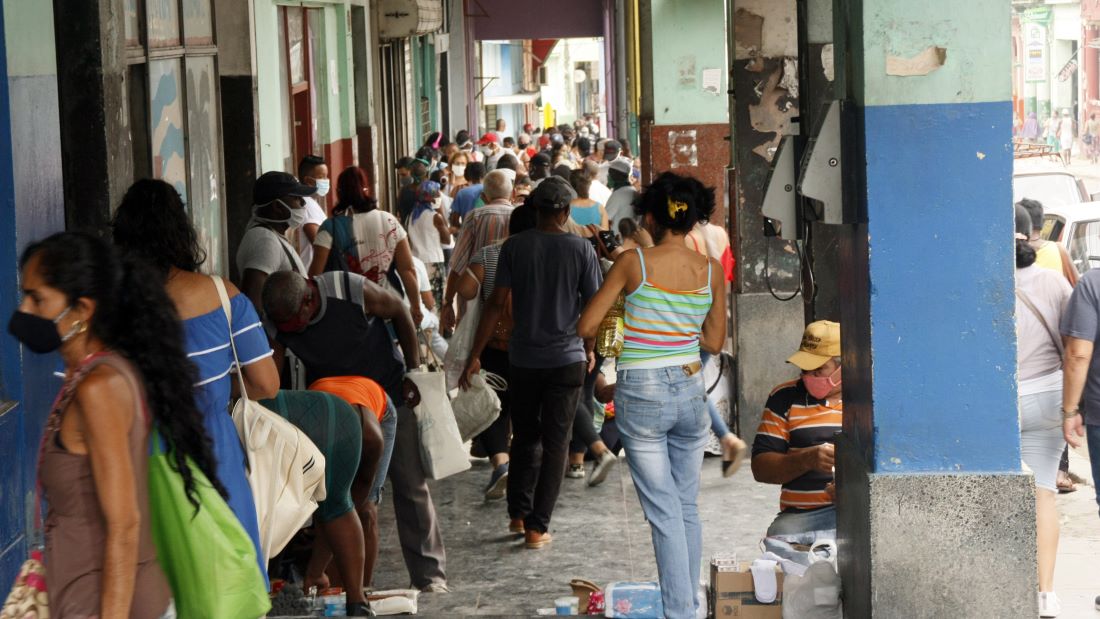 Merolicos en los portales de la Calzada de Diez de Octubre en La Habana.