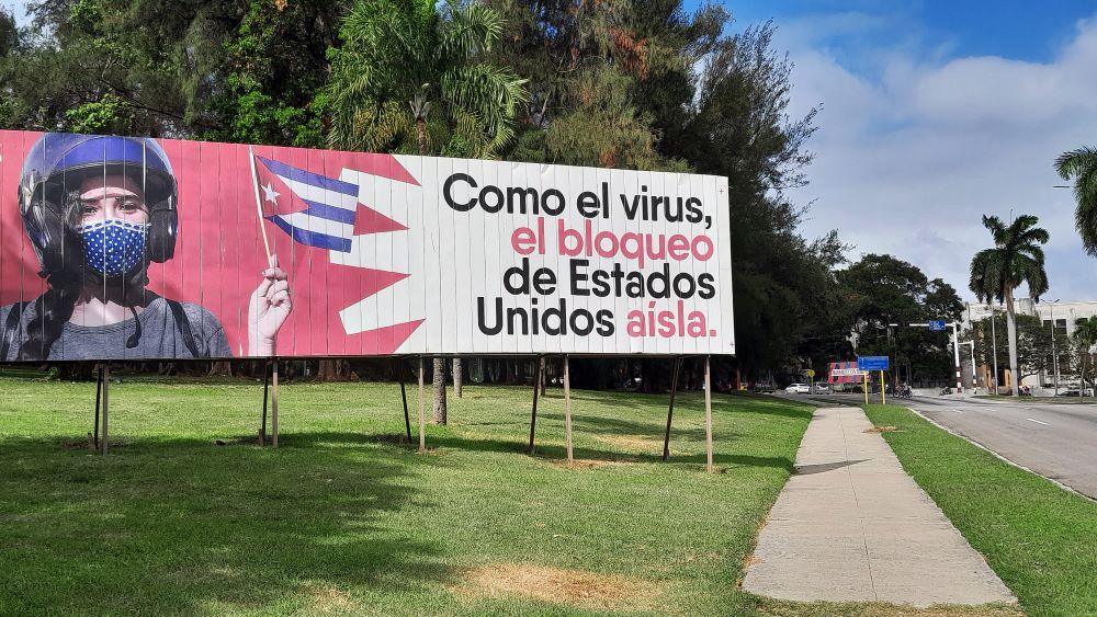 Valla de propaganda política contra el embargo de EEUU, La Habana.