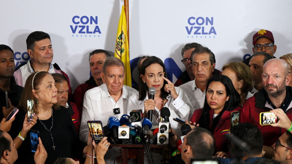 María Corina Machado habla con los medios, acompañada por el candidato presidencial opositor Edmundo González Urrutia.