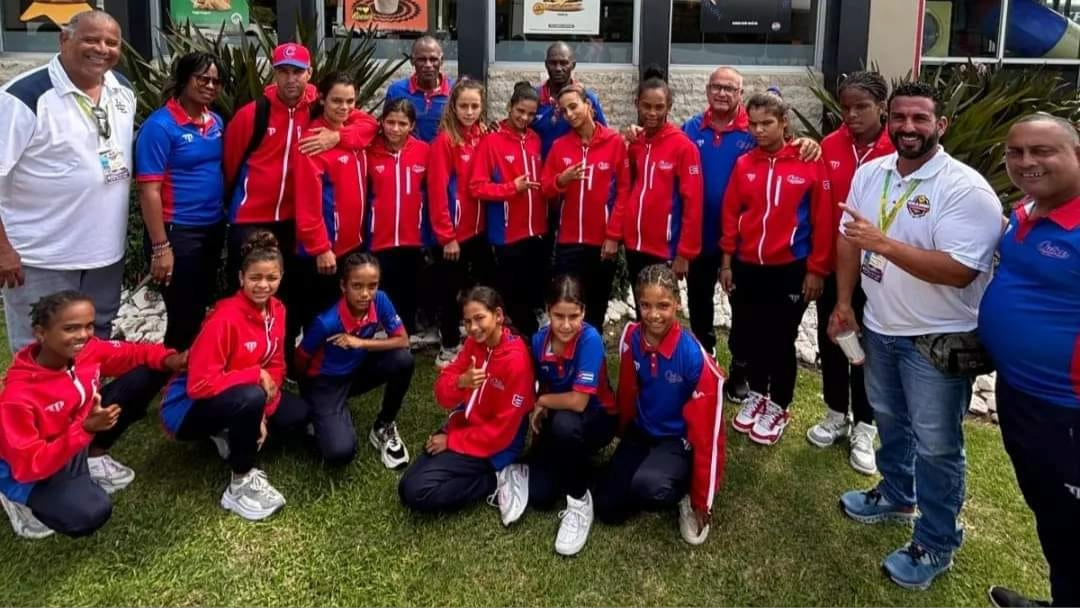 Equipo femenino de softbol sub-12 de Cuba.