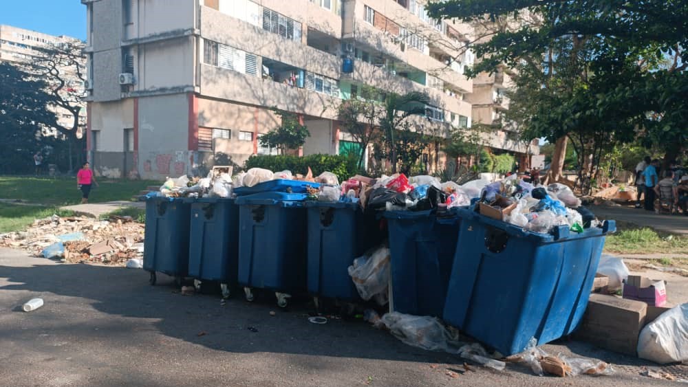 Depósitos de basura repletos en un barrio de La Habana.