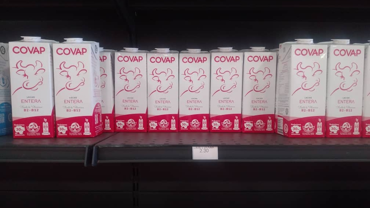 Leche en venta en una tienda en MLC del Gobierno.