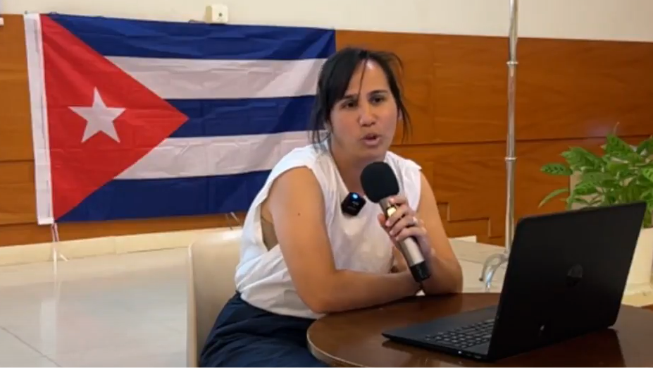 La abogada de DIARIO DE CUBA Maylin Fernández Suris en la primera conferencia nacional de la plataforma Cubanos en España por una Jubilación Digna.