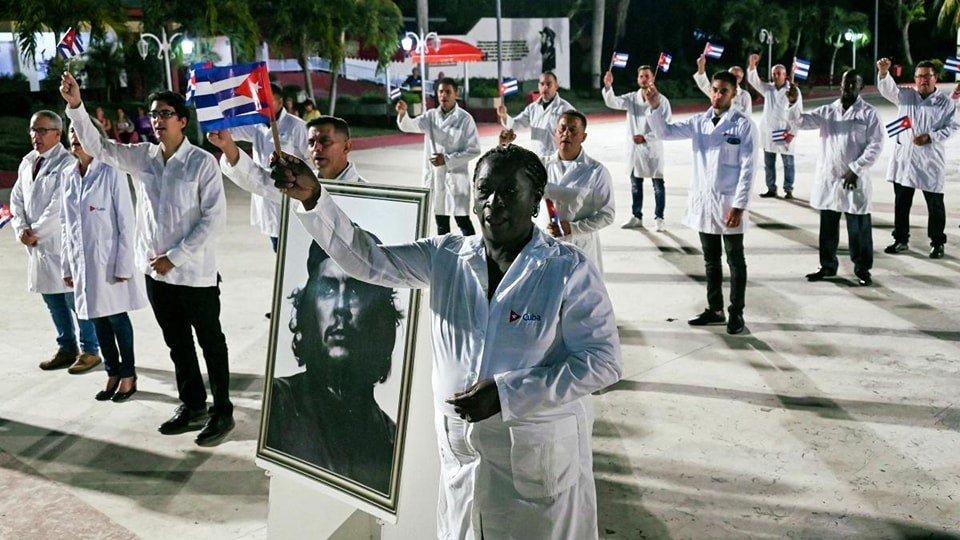 Médicos cubanos abanderados en la Isla.