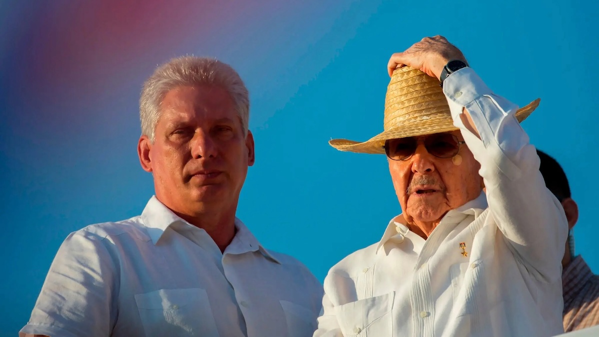 Miguel Díaz-Canel, entonces vicepresidente, junto al entonces presidente Raúl Castro, 2016.