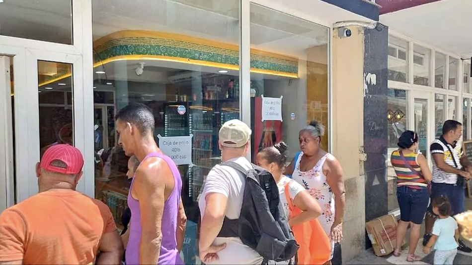 Cola para una MIPYME en La Habana.