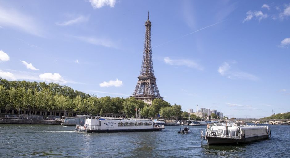 Vista del Sena con la Torre Eiffel detrás.