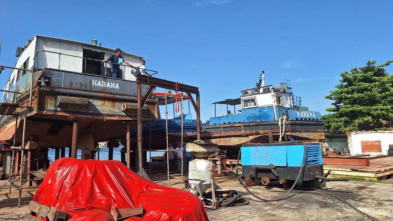 Reparación de las lanchitas en los astilleros del puerto de La Habana.