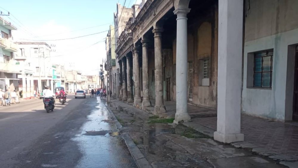 Un salidero de agua en una céntrica calle de La Habana.