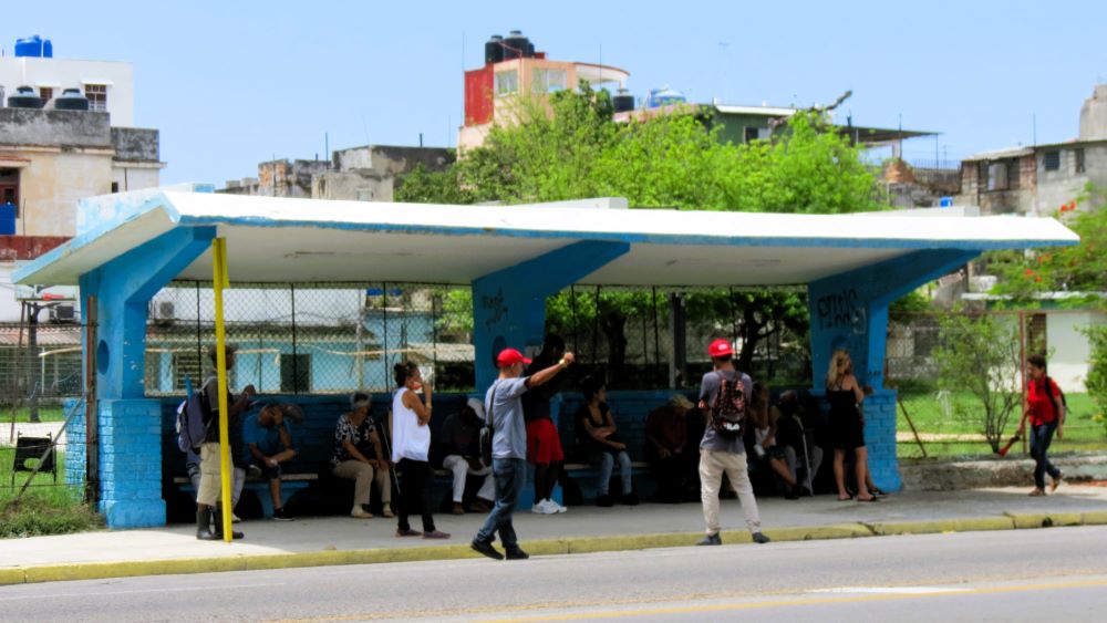 Cubanos a la espera de un transporte en La Habana.