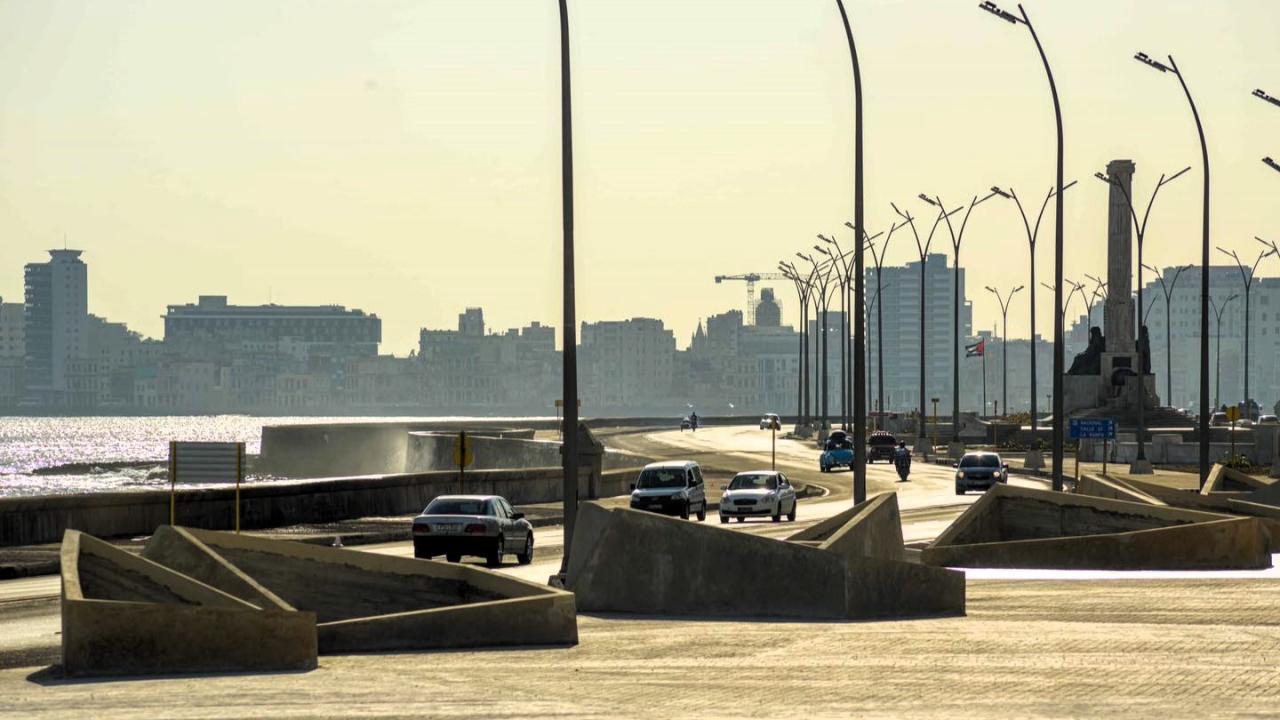 Autos circulando por el Malecón de La Habana.