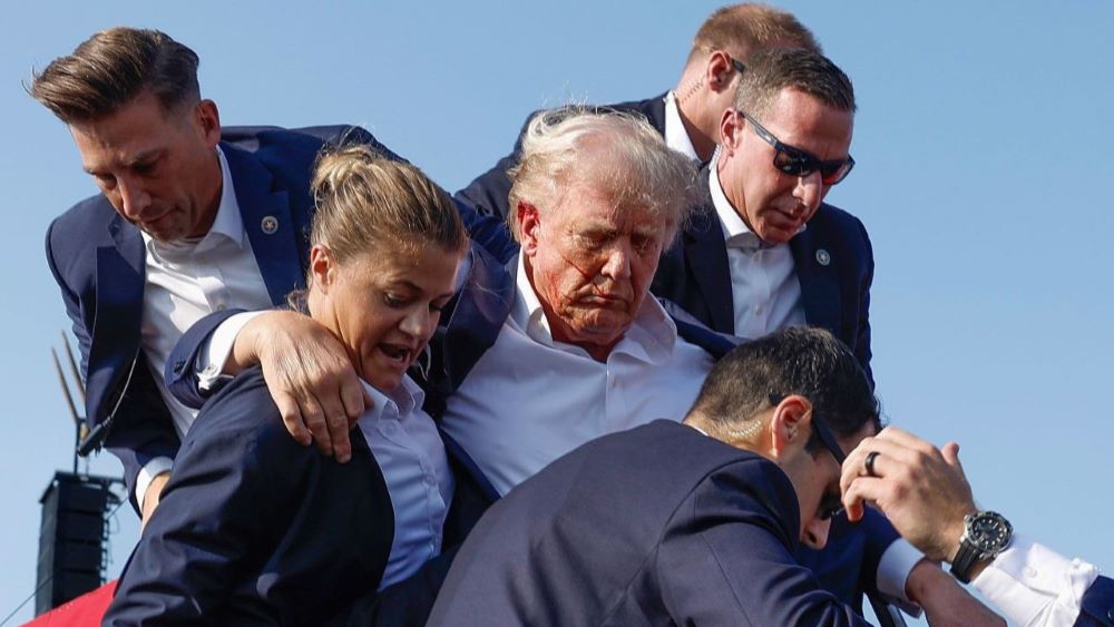Agentes del Servicio Secreto sacan a Donald Trump del escenario en Butler, Pensilvania, el 13 de julio.