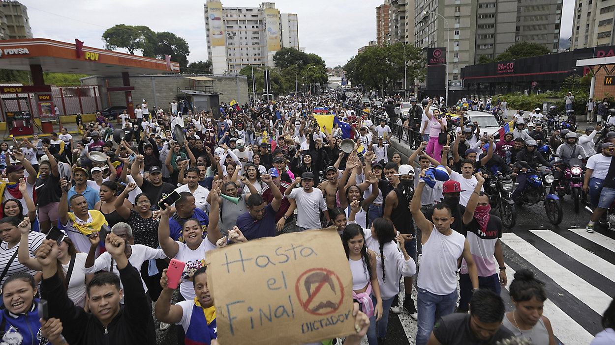 Venezolanos protestas en Caracas contra el régimen de Nicolás Maduro tras el fraude electoral.