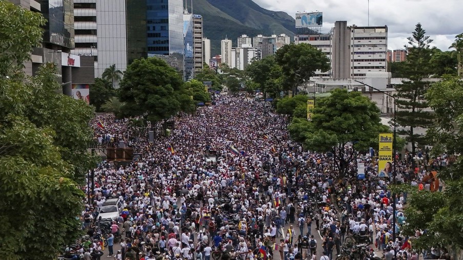 Manifestantes protestan contra de la reelección del presidente Nicolás Maduro en Caracas, Venezuela, el 30 de julio de 2024.