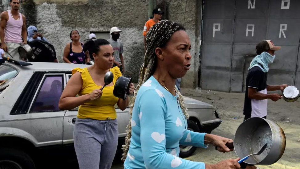 Ciudadanos protestan contra el fraude electoral en el barrio de Los Magallanes de Catia, en Caracas, Venezuela.