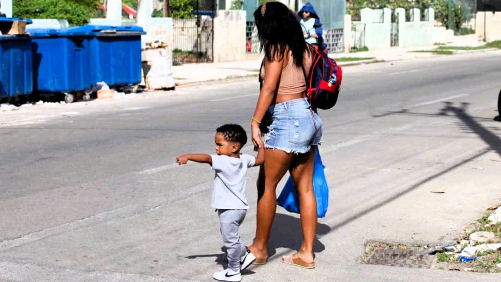 Una madre cubana y su niño.
