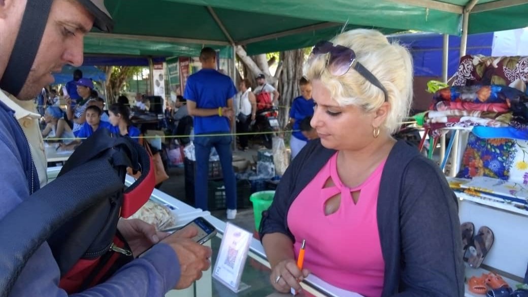 El Banco Metropolitano en una feria tecnológica comercial para promover el uso de canales electrónicos de pago.