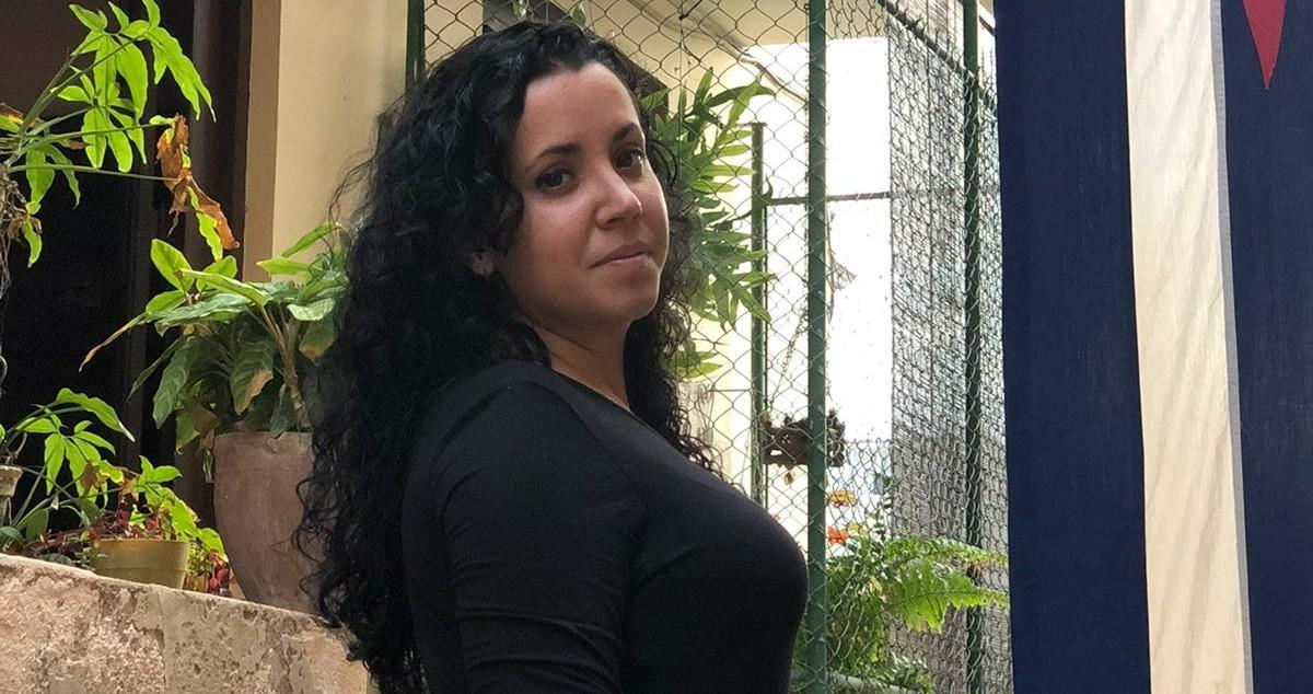 La periodista independiente Camila Acosta fue sitiada durante julio por la Seguirdad del Estado.