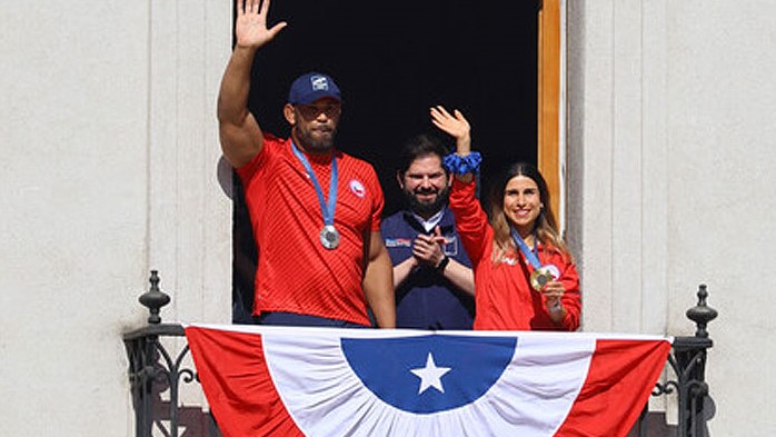 Yasmani Acosta junto a Boric y la tiradora Francisca Crovetto en La Moneda.