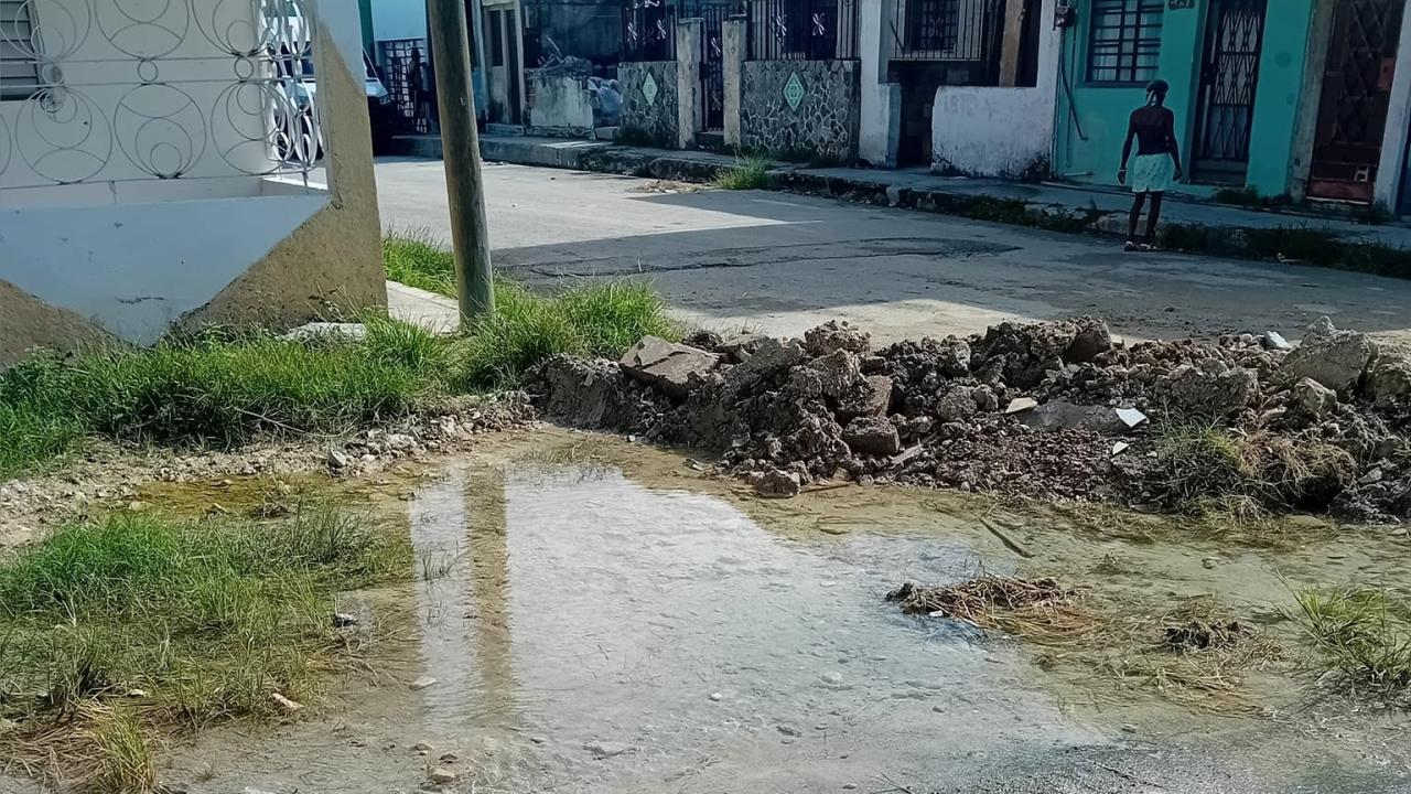 Salidero de agua en el habanero municipio Cerro.