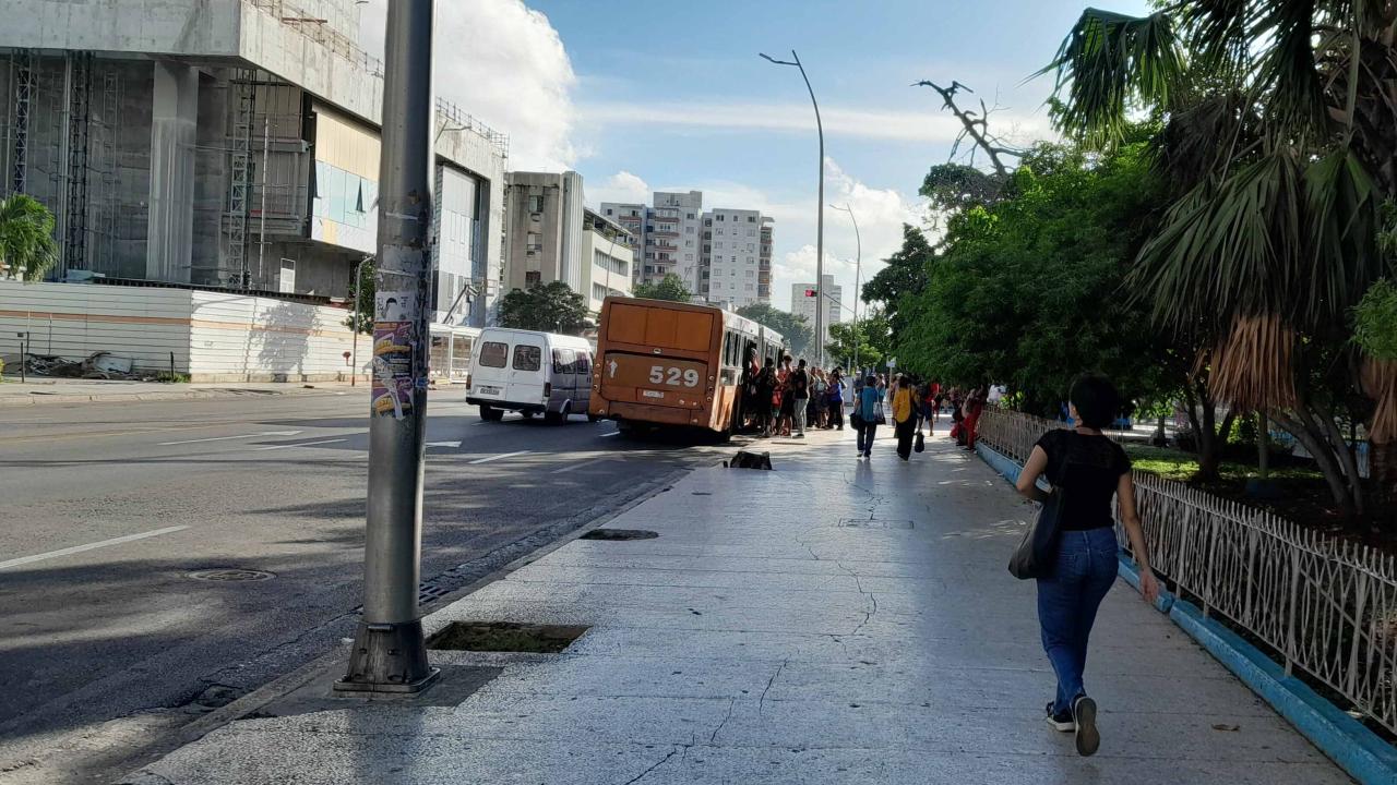 Una cubana por la calle 23 de El Vedado habanero.