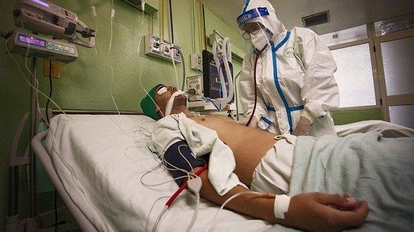 Un paciente en cuidados intensivos durante la pandemia de Covid-19.