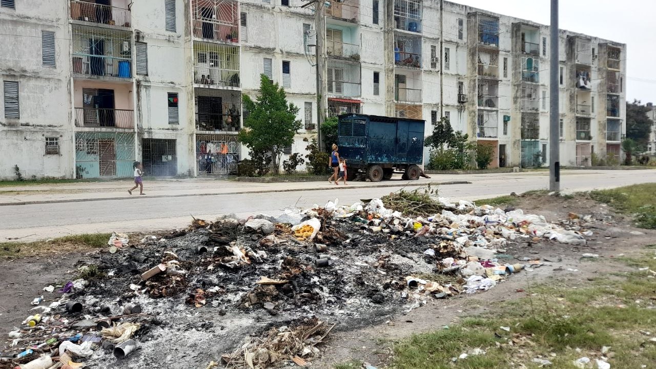 Basurero frente a edificios multifamiliares en Santiago de Cuba.