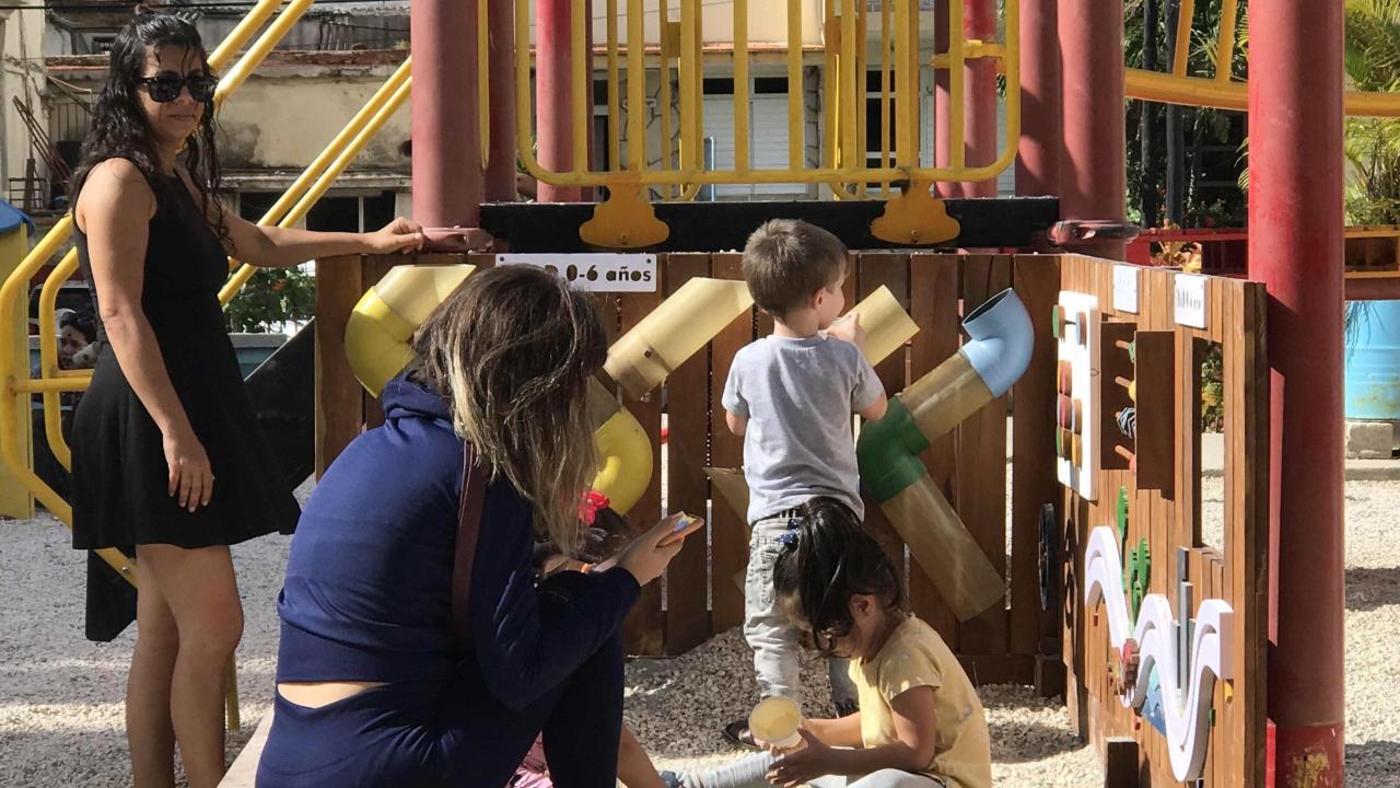 Madres cubanas con sus hijos en un parque infantil de La Habana.