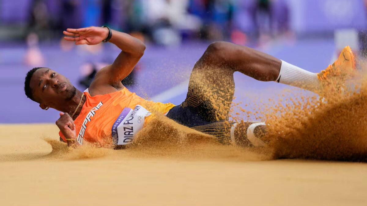 Jordan Díaz, en su salto de medalla de oro en París.