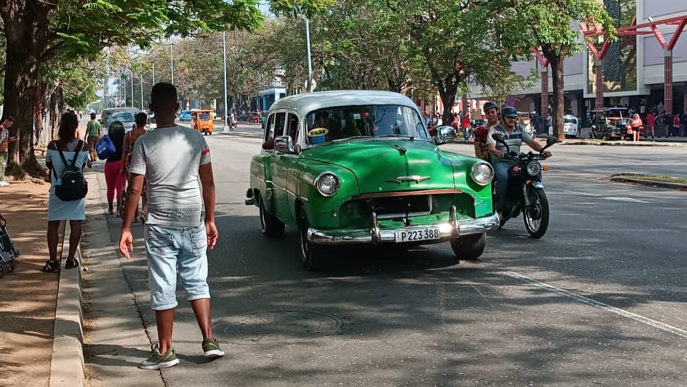 Cubanos en Carlos III en La Habana.